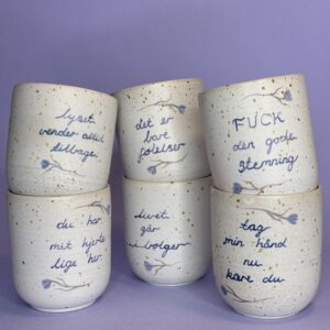 Kopper med følelsesfulde linjer